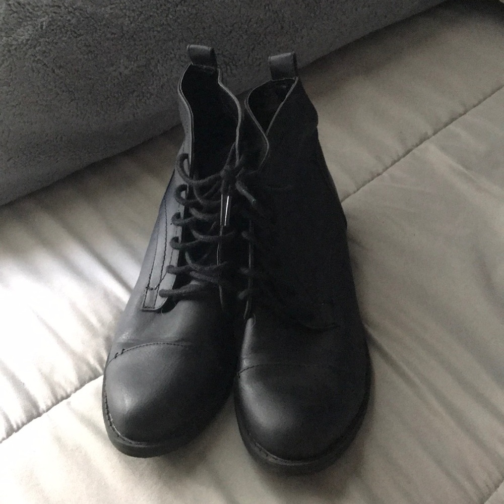 Sam and Libby black boots